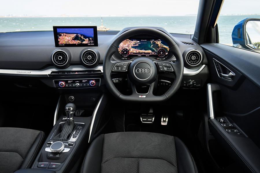 Торпедо Audi Q2 TDI Quattro S-Line 2017 года  (AU) (фото 4 из 20)